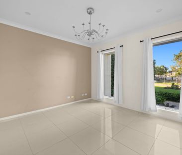 MODERN & SPACIOUS, LUXURY FAMILY HOME - Photo 2