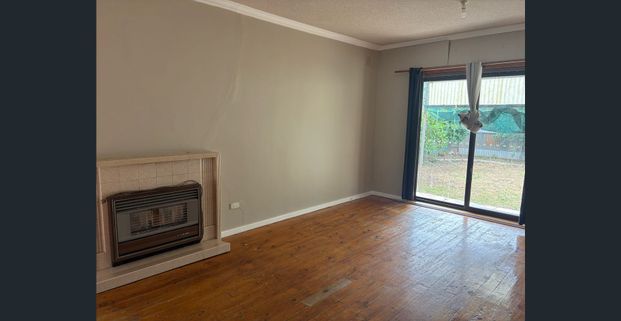 Cosy 3-Bedroom Home with Garage in Davoren Park - Photo 1