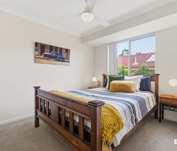 Spacious 4 - Bedroom Family Home in Quiet Heritage Park Location - Photo 6