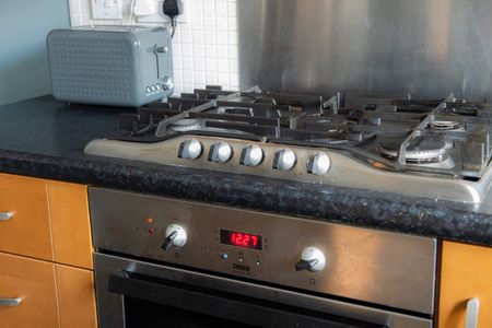 3 Bed Terraced House, Madden Close, NG5 - Photo 2