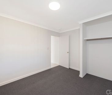 Charming home with side access and large workshop - Photo 6