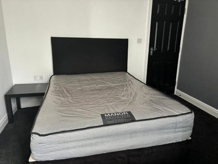 1 bedroom in a house share to rent - Photo 3