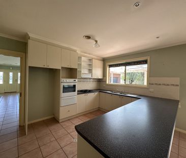 78 Orchard Circuit, Shepparton VIC 3630 - Photo 3