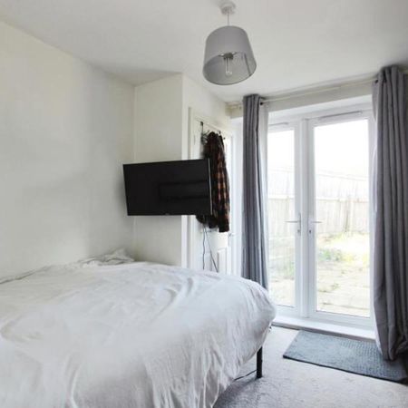 A stunning one-bedroom flat in a convenient location with modern kitchen, spacious bedroom, and high energy efficiency, perfect for couples or individuals seeking comfort and convenience. Available mid August on an unfurnished basis. EPC - C - Photo 3