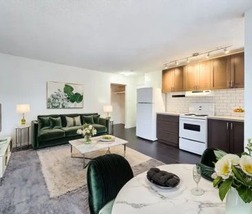 Lovely Private One Bedroom Third-Floor Suite with Balcony | 527 18 ... - Photo 1