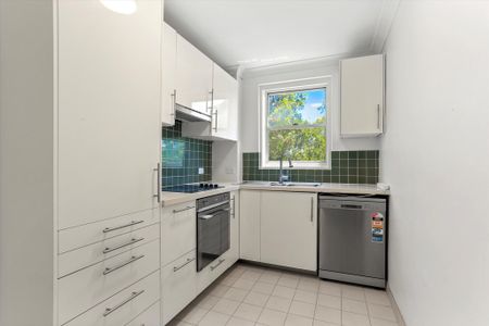 Beautifully Renovated Oversized Apartment - Freshly Painted throughout - Photo 3