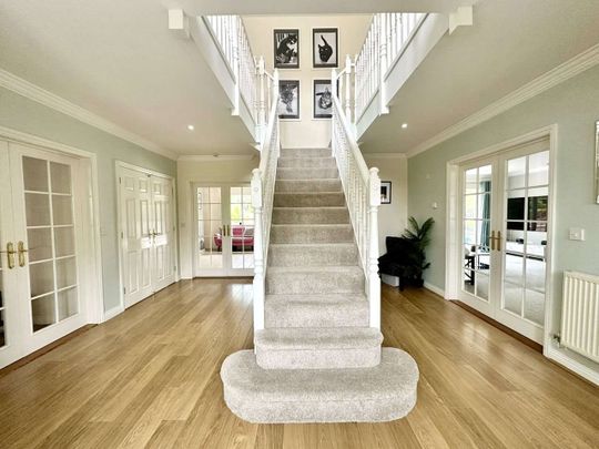 A substantial, detached, family home, in a quiet cul de sac to the south of Newbury near Wash Water. - Photo 1