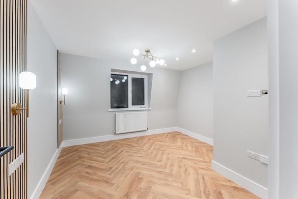 Flat 2, 33 Lawrence Buildings, London N16 - Photo 1