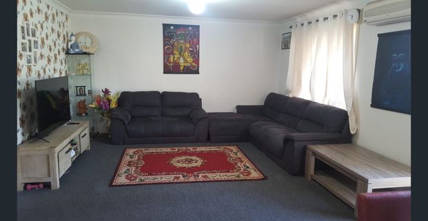 Perfectly Located 3 Bedroom Villa - Photo 1