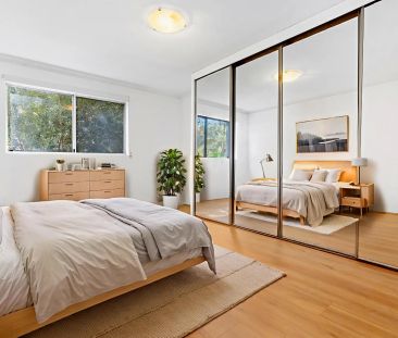 Serene updated apartment close to transport and village hub - Photo 2