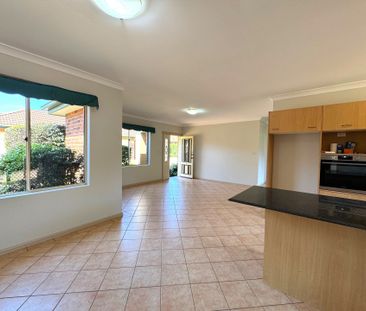 Spacious 3 Bedroom Full Brick Villa - Photo 2