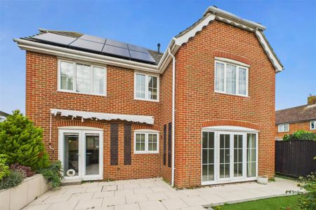 4 bedroom detached house to rent - Photo 2