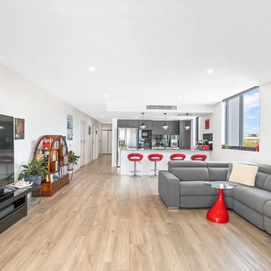 2 Bedroom Apartment, 350 metres to the beach. Call Julie Sykes 0438 050 110. Weekly rent will increase to $820 on 19/7/2026 - Photo 1