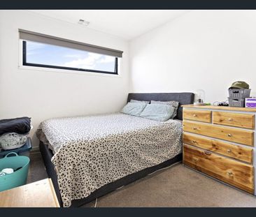 Stylish Reverse-Living Townhouse in the Heart of the East Estate - Photo 3