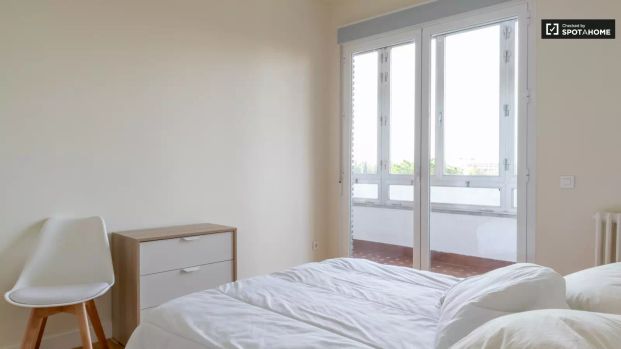 Room for rent in 5-bedroom apartment in Madrid - Photo 1