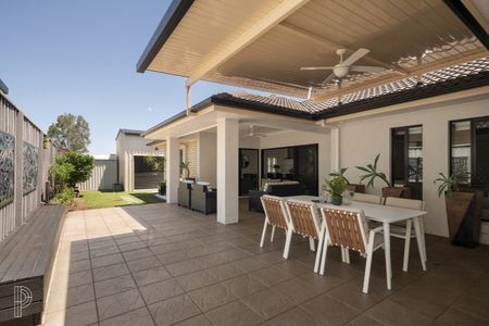 Luxury Family Living in the Heart of Carseldine - Photo 4