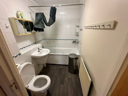 2 Bed Flat, Skipper Court, IG11 - Photo 2