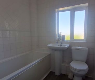 2 bed flat to rent in - Photo 2