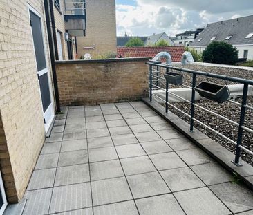 Ruim appartement met: 2 slaapkamers, terras en autostaanplaats - Photo 2