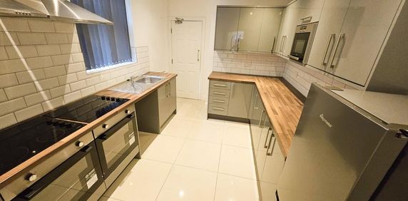 1 bedroom in a house share to rent - Photo 2