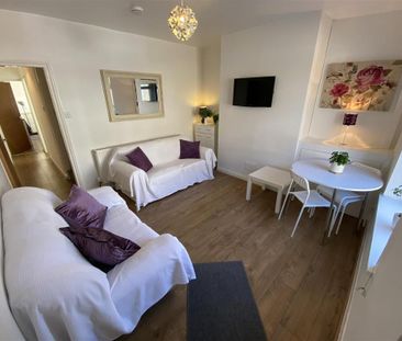 4 bedroom private hall to rent - Photo 1