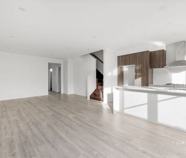 TOWNHOUSE LIVING AT IT'S FINEST! - Photo 4