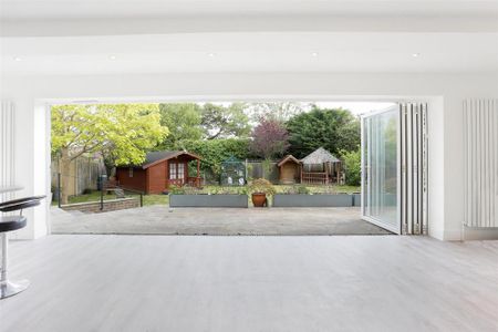 6 bedroom detached house to rent - Photo 3