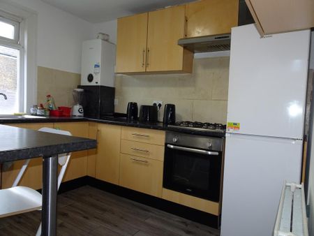 1 bedroom in a flat share to rent - Photo 4
