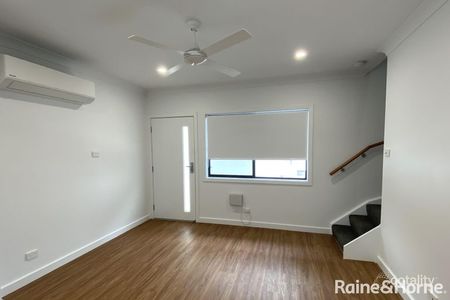 Stylish Townhouse - Photo 3