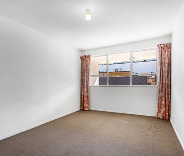 Sunny & Convenient Living in St Albans – With parking - Photo 2