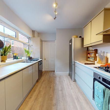 3 bedroom terraced house to rent - Photo 1
