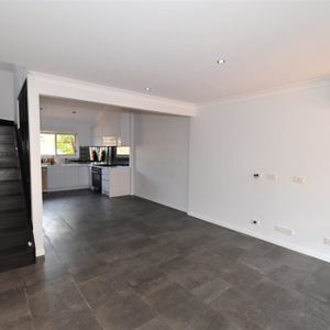 2-Bedroom townhouse, fully AC and renovated - Photo 2