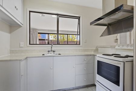 3-bedroom standalone house, with parking-Edgeware - Photo 5