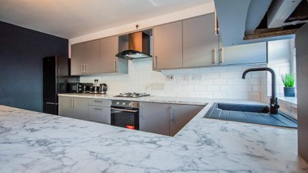 4 bedroom terraced house to rent - Photo 5