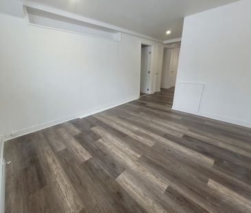 Grand appartement rénové d'une chambre à louer - Photo 2