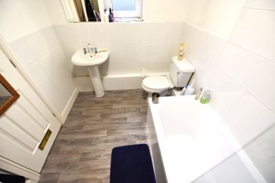 2 bedroom Flat in Montagu Drive, Leeds - Photo 4