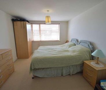 The Parade, Ashley, New Milton, Hampshire, BH25 - Photo 2