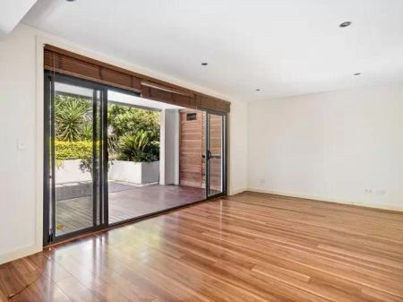House with 4 bedrooms, 2 bathrooms & parking for 2 cars - Photo 5