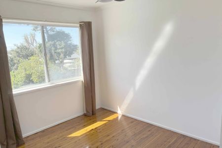 Spacious and Stylish Upstairs Living in Prime Redcliffe Location - Photo 3