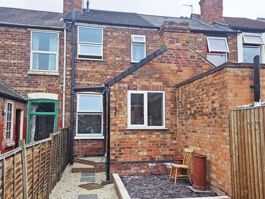 2 bedroom Terraced House to rent - Photo 1