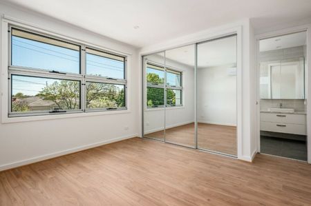 LUXURIOUS THREE BEDROOM HOME - Photo 2