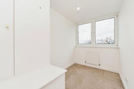 3 bedroom flat to rent - Photo 4