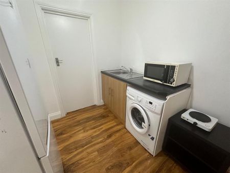 1 bedroom in a house share to rent - Photo 5