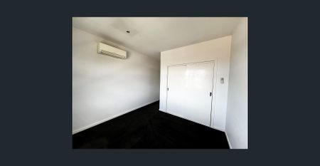 Gorgeous Three Bedroom Townhouse - Photo 3