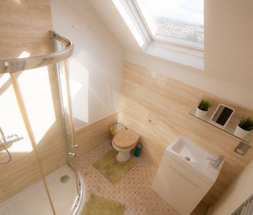 Designer Room | 5 Mins to MediaCity 💚 Room 2 - Double - Photo 1