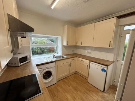 1 bedroom in a house share to rent - Photo 2