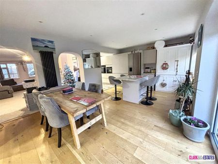 4 bedroom detached house to rent - Photo 4