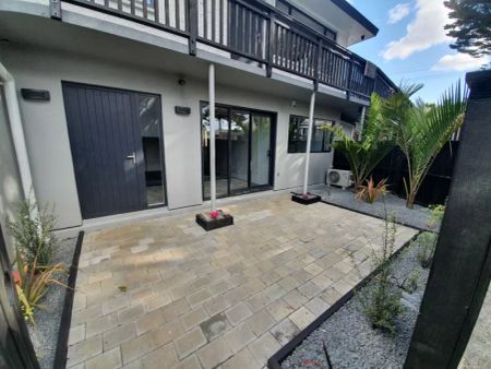 Idyllic Living by the Panmure Basin - Photo 4