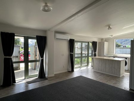 Sunny 2-Bedroom Home for Rent - Photo 2