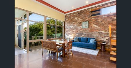Spacious, Fully furnished 3-Bed Mid Century Home Near CBD, Bills Included - SHORT TERM LEASES AVAILABLE - Photo 5